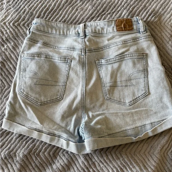 American Eagle Light Wash Cuffed Mom Jean Shorts Size 2 - Picture 4 of 11